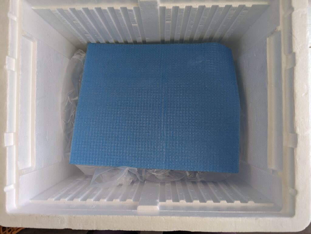 冷蔵の保冷剤の下にあるシート